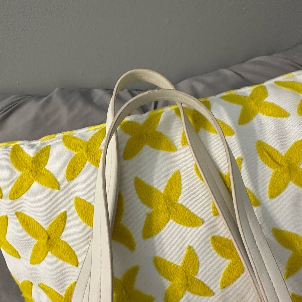 Steve Madden Cream Tote Bag with Quilted Design - Picture 4 of 8